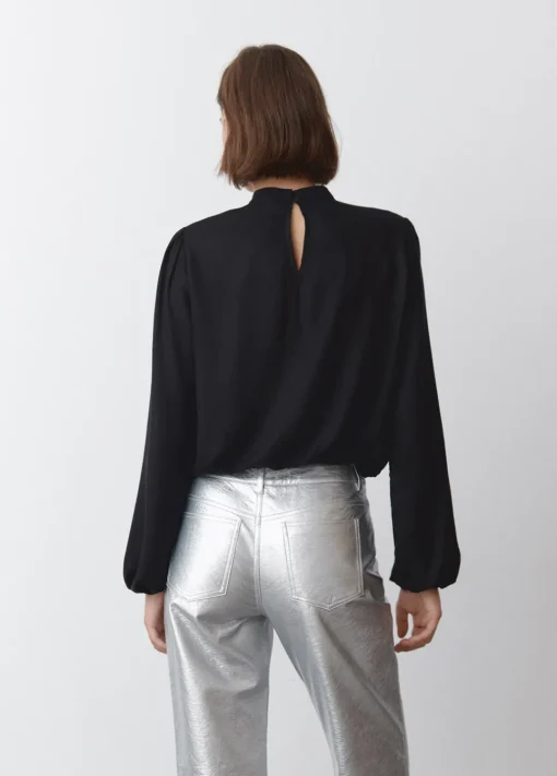 Blusa Lisa Con Chocker